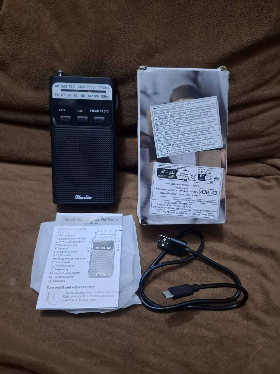 السلام عليكم للبيع راديو صغير جيبي جديد بالكارتونه يشتغل موجتين AM,FM شحن تايبسي وبيه مصباح ويشتغل رام ايضا السعر ١٠ الف الاتصال *********** 
***********
