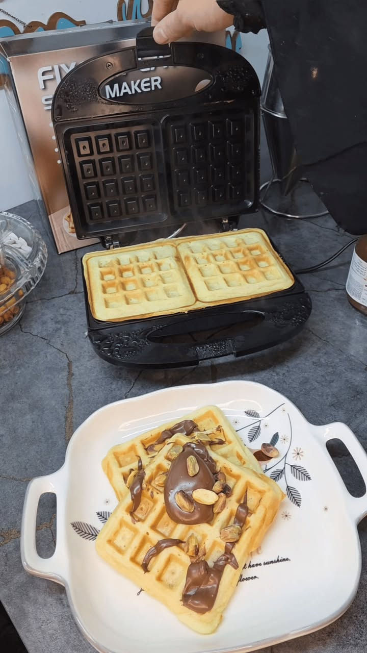 فطورك اليوم غير 🧇🔥
وافل ذهبي ومقرمش خلال دقائق!

✔️ تسخين سريع 800 واط

✔️ حرارة متساوية من الجهتين

✔️ سطح مانع للالتصاق

✔️ حجم صغير وسهل التخزين

✔️ مثالية للفطور والسناك

سوّي وافل مثل المطاعم وانت بالبيت 😍

عرض لمدة سبعة ايام السعر ٢٥٠٠٠الف 

للحجز ***********
