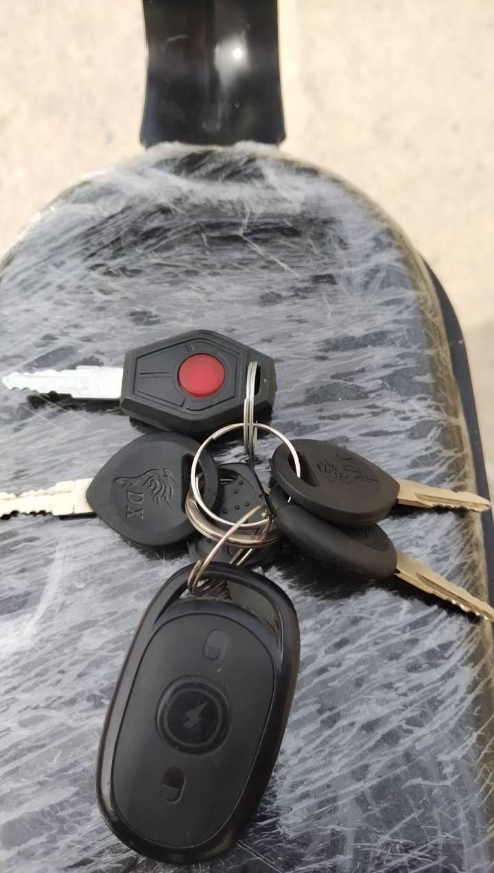 السلام عليكم دراجه شحن حجم 14
الدراجه نضيفه وكامله مابيه نقص كهربائيات عالي ناصي اشاير كله شغاله 3 نمر سرعه 45 وياه شاحنه الاصليه 

السعر 225 وبيه مجال بسيط 
العنوان بغداد 
رقم ***********
