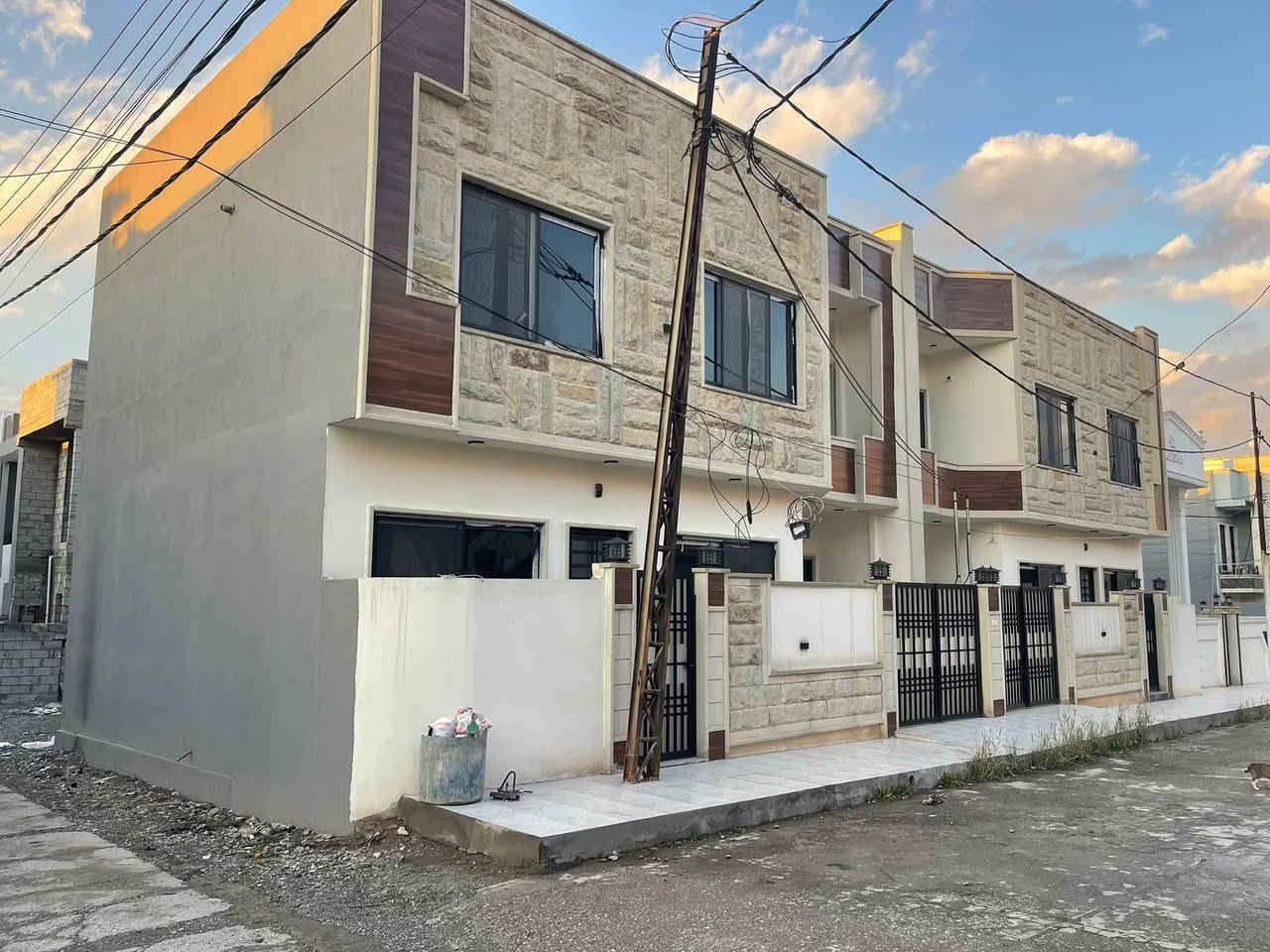 ⚜️مكتب البلديات للعقار⚜️

للبيع داران سكني سند طابو في حي الصديق 
قرب ثانوية نينوى للمتفوقات
المساحة ١١٠م الواجهة ١١م ( ركن ). طابقين بناء حديث زيرو
إتجاه شروق تام شارع ١٢م 
ط١ غرفة نوم وهول واستقبال ومطبخ وصحيات
ط١ ثلاثة غرف نوم وهول وصحيات وبيتونة / سطح كاشي
للإستفسار الإتصال☎️*********** ☎️***********
عنوان المكتب / الموصل حي المشراق فرع مطعم طماطة2
