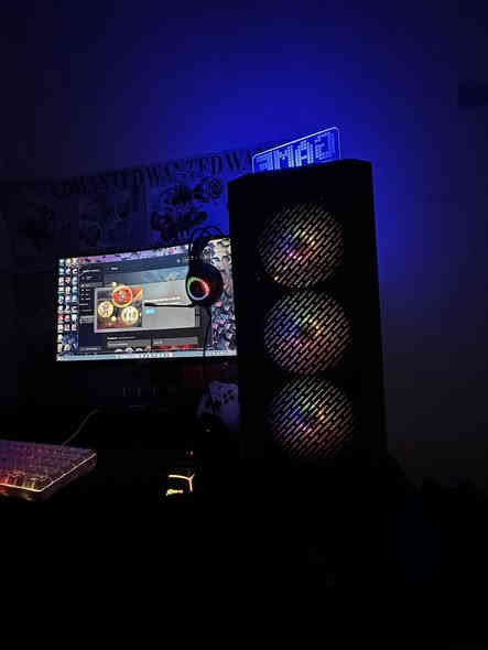 السلام عليكم 
Pc كامل للبيع 
مواصفات الكيس ⬇️
كارت الشاشة RTX 3050 6GB 
المعالج i5 10400F 
رامات 16GB 3200 
Hhd 1TB Ssd 256GB 
مذربورد H510M-B Pro 
الشاشة مقوسة حجم 24 
165 HZ براند Asus 
الاكسسوارات ⬇️
كيبورد + ماوس 
سماعة + ماوس باد 
UBS 850W 
سعر التجمية ٨٠٠ الف 
مكاني دوره - ميكانيك 
***********
