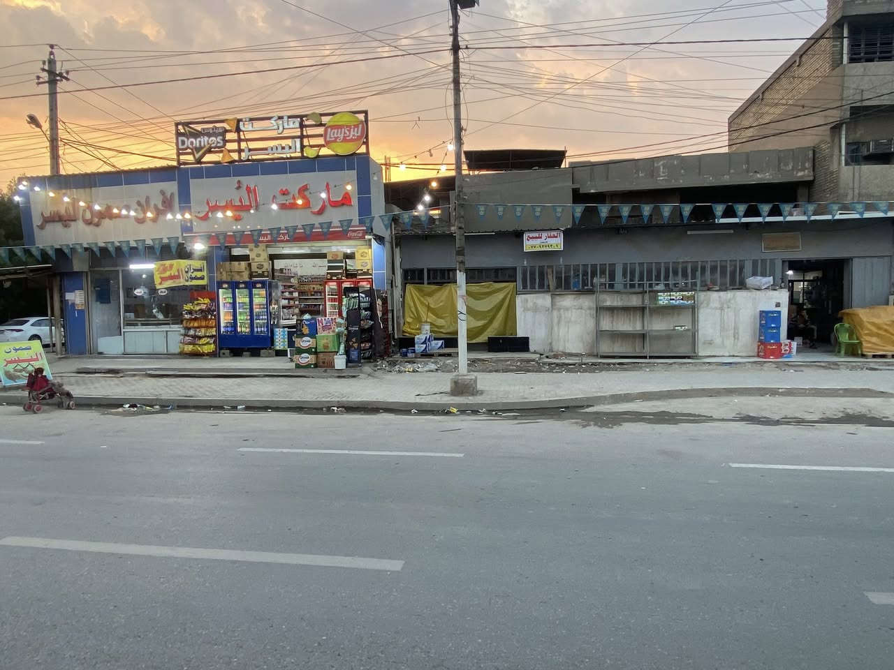 السلام عليكم / عقار تجاري مميز جدا للبيع
ركن على ٣ شوارع  بالسند / ٣٤٨  متر
واقع حال تقريبا ٤٤٠ م
يحتوي على افران صمون وماركت اليسر اسم معروف وقوي
ومكتب جملة وايضا دار سكني بالخلف
للاستفسار أكثر /
***********
