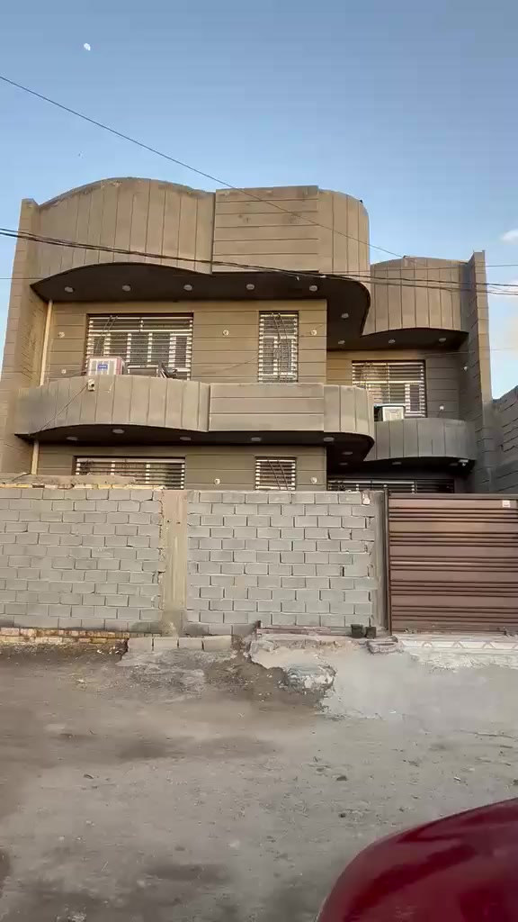 دار للبيع مساحه 217م
تسليم مفاتيح مباشر.  بناء حديث. طابوك صب كونكريت 

الطابق الاول 

غرفتين نوم .  هول.  استقبال.  مطبخ. 

مجمع صحيات داخلي وخارجي. حديقه.  كراج سياره 

الطابق الثاني 

غرفتين نوم. +   بيوته.  هول مجمع صحيات 

عرض الشارع ١٠ م
السعر ب١٣٠وبيه مجال 

طابو زراعي سند 25 تحويل مباشر باسم المشتري 

بابل ورديه داخل قرب الأمام سيد موسى 

***********

***********
مفاتيحه عندي 

,عباس الصريفي. هذا مو بيت تحفه بالعافيه علياخذهه
