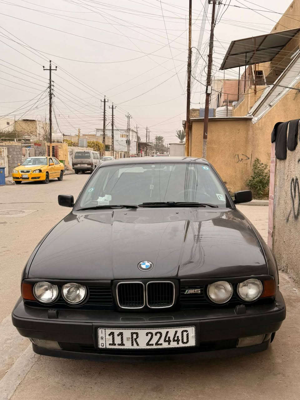 سلام عليكم البيع بي ام دبليو 
525 موديل 1992 سياره جديده
سلايت. كشنات كهربائي مخمل 
لايتات زراك 
تخم تاير جديده 
تبريد ثلج 
باتري وصدر اماني خلفي جديد 
السياره كفاله عامه بدون صبغ بدون تكحيل بدون بارد مكان السياره مكان السياره بغداد الشرطه الخامسه السعر 85 وبيه مجال الشراي ***********
