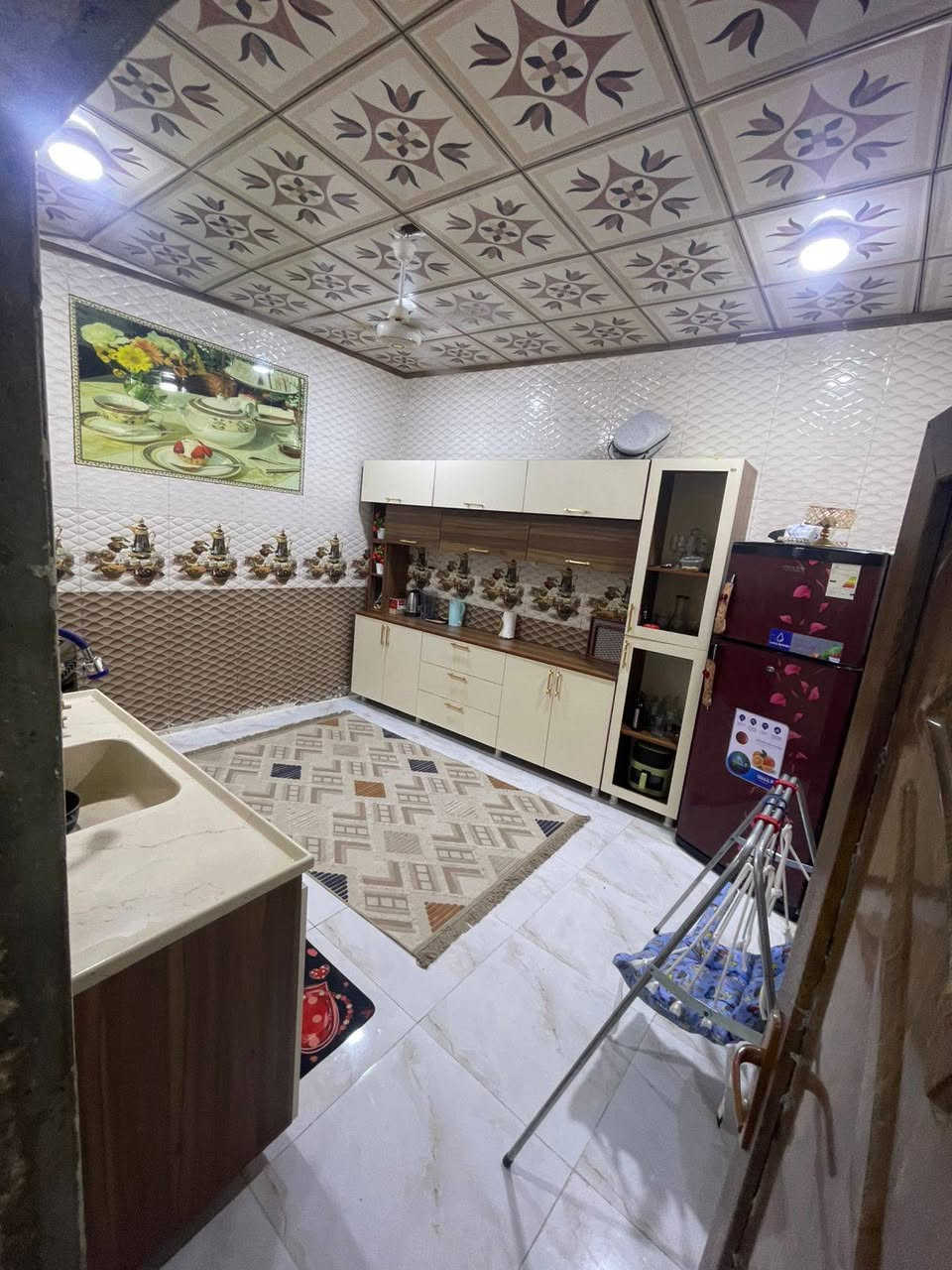 متوفر بيت بالحر الصغير شارع المستوصف بالبدايه 50 طابقين بناء بلوك غرفتين نوم بالطابق الثاني والطابق الأرضي صاله و مطبخ وصحيات مؤثث اثاث كامل ما بي اي نقص صب كونكريت شارعه 6 متر اي استفسار *********** كربلاء, العراق
