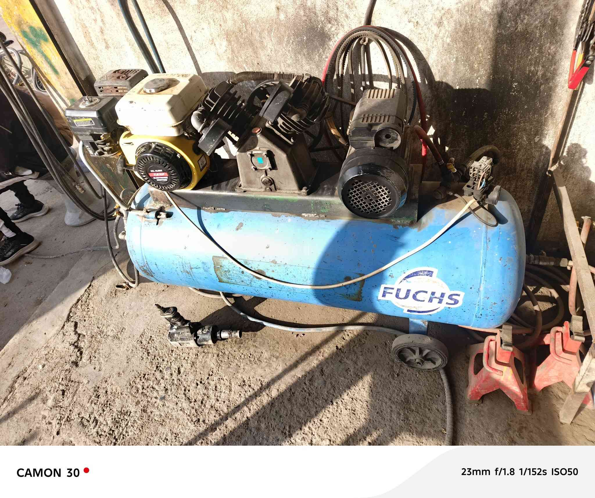 كبريرسر مال هواء شغل شرط  كهرباء وبانزين عنوان حي نتصار شارع 60رقم الهاتف *********** السعر 400وبي مجال
