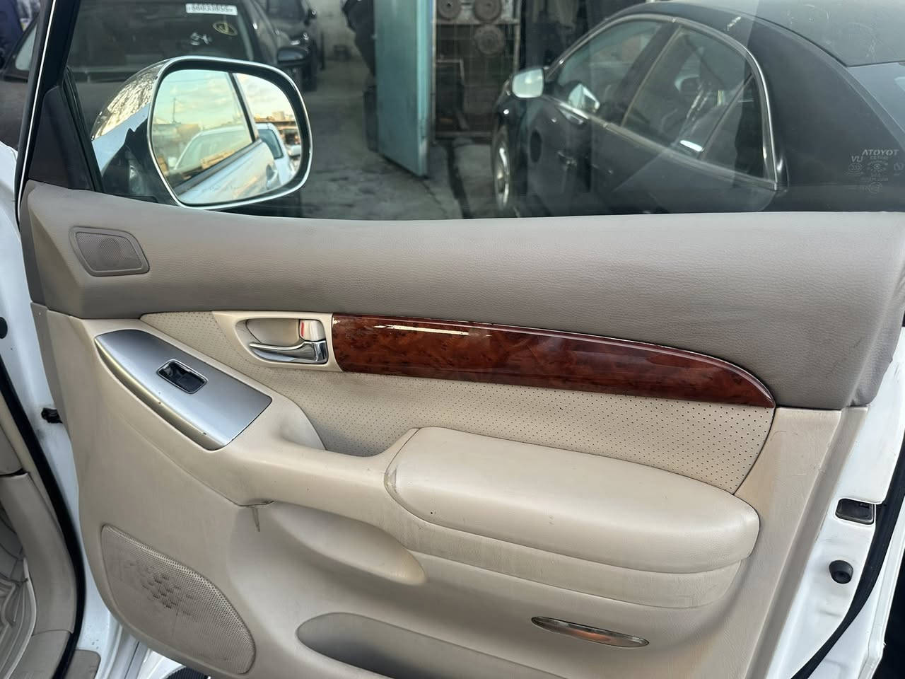 برادو ٢٠٠٧ فئةvx محرك مفتوح بس الفوك بيها ربع بنيد مع جاملغ الأيسر سعرها ١٥٠ ورقه وبي مجال ***********.  ***********
