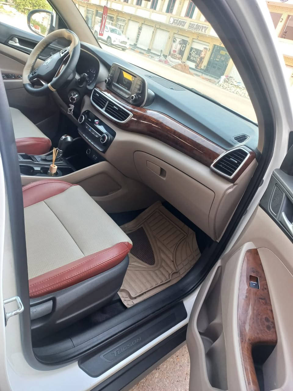 السلام عليكم ...
توسان خليجي موديل ١٩ ماشية ١٠٥ الف كم مكفولة من الصبغ بيها بارد بالبنيد بالكصة فوك العلامة وبيها حالوبات ناعمات بالقمارة والبنيد فقط بالسونر تبين بالعين ما واضحات .

مواصفات السيارة ....

٥ عدسات . كشن كهرباء . كراسي جلد مشمشي وبيجي . داخل صاج . تبريد قطعتين . مري شفط . اشاير مري . لد امامي نهاري . داش كام تسجيل وتصوير امامي وخلفي . 

السعر  حاص حي حور خلف نادي النصر 

لاستفسار *********** 

*********** 

محمد المندوب.  🤍✨          تحياتي للجميع
