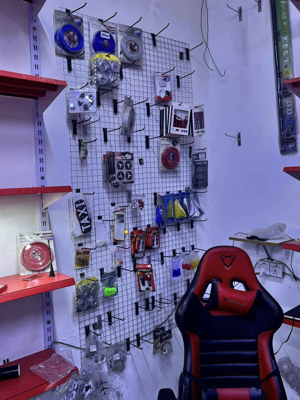 السلام عليكم 
رفوف محل للبيع 
الارتفاع 5 طوابق والعرض 3 رفوف 
يعني يصيرن 30 رف 
مشبچ حايط عدد 2 العرض متر والارتفاع مترين ونص مع 50 هوك 
عدد 25 لكل مشبچ
و عارضة سلة 3 طوابق 
الرفوف جدد من المعمل جبتهن وشديتهن عالحايط ما مفتوحات من قبل هذي اول مرة 

يرهمن للسناتر والمحلات التجارية والانشائية
مكاني 
البصرة الزبير الريسز 
*********** 
سعرهن 400 الف كلهن 
ويوجد توصيل لجميع المحافظات العراقية 🚗🇮🇶 
نگدر نرسلهن لكل محافظات العراق
