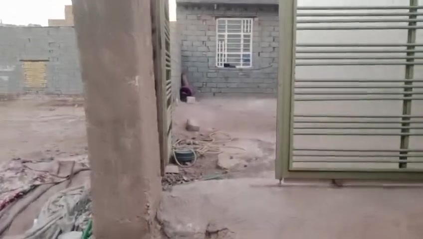 سلام عليكم دار زراعي للبيع بشارع ال صحن عمود 46طريق سوق الشيوخ بناء بلوك حديث 2026 صب كونكريت مساحه 250متر مثل ما واضح بالفيديو يتكون البيت من غرفتين وصاله ومطبخ ودوانيه وصحيات السعر 55وبيه مجال ***********
