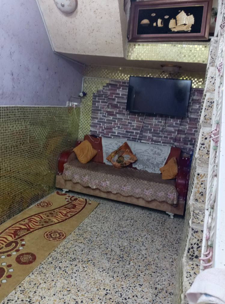 بيت للبيع المساحه 110حي العسكري خلف جامع الحبيب المصطفى يحتوي البيت على غرفتين نوم وحده جوه والثانيه فوك وصاله ومطبخ حار وبارد وكليدور الاستفسار على الرقم بي واتساب ***********
