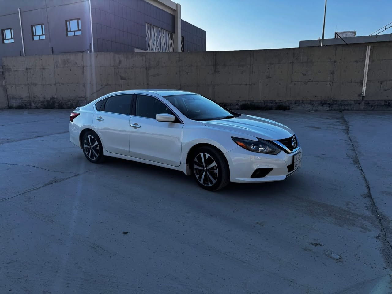 السلام عليكم
نيسان التيما 2017 SR

عداد المسافة 134/KM

رقم سليمانية والسنوية بأسمي 

بجم كبس 

بدون إيرباگ 

بدون قطرة صبغ 

حادثها خلفي (قبغ الصندوق ) بدون تبديل او صبغ 

بيها حالوب خفيف صاير بالعراق سنة 2019 

وتعديل بارد على گد شبر بأربع أماكن 

صور حادثها مرفق بالمنشور 

السيارة جديدة و جاهزة من كلشي 

السعر 130 $ وبيها مجال قليل 

المكان كركوك 

واتساب /***********
