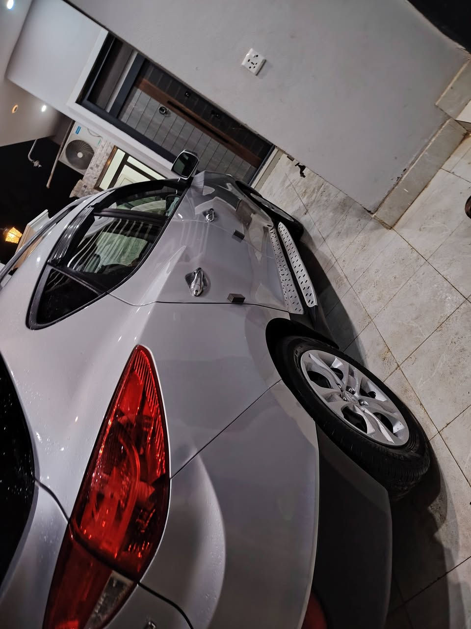 السلام عليكم
توسان ٢٠١٢وارد امريكي مكينه 2400 دوش كير6نمر رقم ديالى سنويه ل٢٨
مكنيه وكير كفاله تخم تاير جديد صدر امامي خلفي مكفول ماشيه ١٢٢ 
٨سنوات ع ايد وحده مال جناي
كشنات مدوشمه رصاصي واسود جلد
سياره اكفلها ع كل عيب
مكاني ديالى بعقوبة
***********
السعر 130 وبيها مجال للشراي
