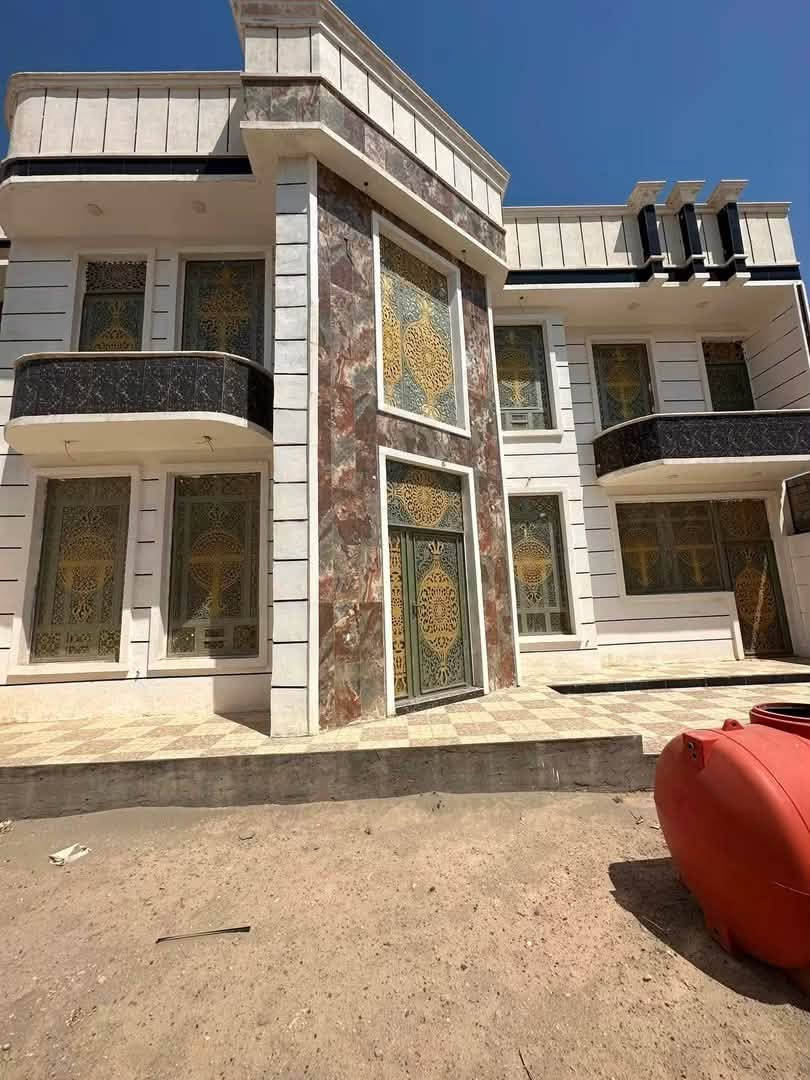 السلام عليكم
بيت مفوض للطابو للبيع 

المساحة 325 متر

البيت جديد غير مسكون 

بناء طابقين 

4 غرفة نوم +مطبخ+هول+صالة+ديوانية+مناور 2+ مجمع صحي3+ كراج + حديقة 

الموقع الرمادي خمسة كيلو قرب مدرسة هبة الرحمن الاهلية

للاستفسار *********** اتصال فقط
