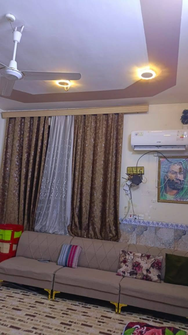 🏡 دار للبيع – طابو صرف 《مطلوب اسكان 》
📍 الموقع: الحمران – قرب مولدة حازم
📐 المساحة: 165 م²
🏢مواصفات الدار
✅️بناء حديث 
 ✅ غرفة نوم
✅ صالة
✅ استقبال
✅ مطبخ
✅ مجمع صحيات داخلي وخارجي
✅ طارمة كبيرة
📞 للاستفسار والمعاينة: مراجعة مكتب عالم العقار في الجمعية مقابل الإطفاء، أو الاتصال على الأرقام:
***********
***********
📲 #عندك_عقار_للبيع_فقط_راسلنا_او_اتصل_واتساب
