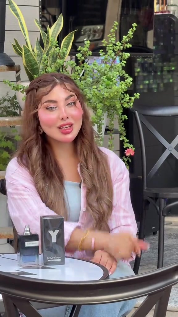 ⁨	⁨	إيف سان لوران واي أو دو بارفان (Yves Saint Laurent Y Eau de Parfum) للرجال.يتميز الزجاجة بلون داكن متدرج مع شعار Y فضي بارز في المنتصف.يتكون العطر من مزيج من التفاح، الزنجبيل، والميرمية، مع قاعدة من خشب الأرز والباتشولي. للحجز يرجى التواصل مع 🚨 *********** 🚨 ارقام الواتساب للحجز فقط ***********📞 ***********📞 ***********📞  ***********📞 رقم الدعم والشكاوي  ***********📞 الفرع الاول (كوزمتك هدى يوسف) بغداد - بغداد الجديدة - مول الجواهر - السرداب الفرع الثاني ( كوزمتك هدى يوسف ) زيونة شارع الربيعي عمارة الارجوان الطابق الارضي الفرع الثالث( كوزمتك هدى يوسف ) المنصور  شارع الرواد  مقابل مول خليفة⁩⁩
