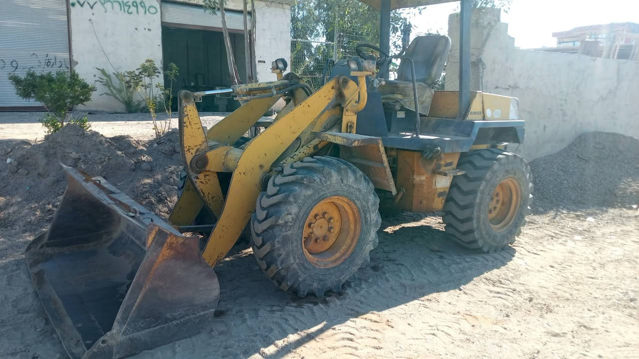 السلام عليكم شفل للبيع كوماتسو مكفول من كلشي بس فقط بي دخان قوي مال بم وبي فطر بل شاصي مصلح باج  رقم بغداد منفيس كامل اوراق  مضخات كله قويه سعر 75 بي مجال قليل مكان ديالى ناحيه السلام ***********
