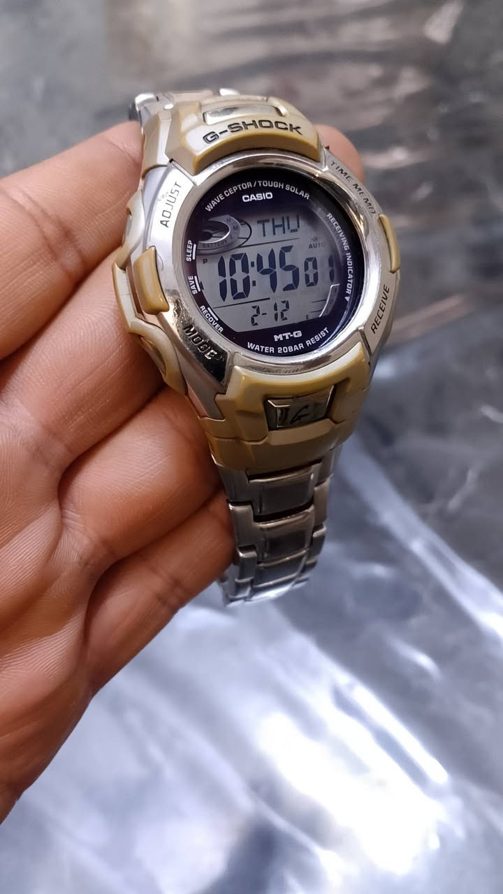 CASIO G-Shock MTG-M900DA-8
انتاج اليابان: سلسلة MTG كاسيو جي شوك وهوه جزء من خط بدأ في عام 1999
اهم المواصفات 
•الطاقة الشمسية (Tough Solar): تعمل بتقنية الطاقة الشمسية، حيث يتم شحنها بواسطة ضوء الشمس. 
•ضبط الوقت الذري (Wave Ceptor / Multi-Band): تستقبل إشارات الراديو من محطات حول العالم لضبط الوقت تلقائيًا وبدقة عالية (تصل إلى 6 محطات حول العالم في بعض الطرازات). 
•التوقيت العالمي: تتيح عرض التوقيت في مناطق زمنية مختلفة حول العالم (48 مدينة). 
•مقاوم للصدمات. 
•مقاومة الماء: مقاومة للماء حتى عمق 200 متر
وظائف إضافية:
إضاءة خلفية كاملة تلقائية (EL Backlight). 
4 منبهات يومية ومنبه غفوة. 
ساعة إيقاف (Stopwatch) بدقة 1/100 من الثانية. 
مؤقت للعد التنازلي (Countdown Timer). 
تقويم تلقائي كامل. 
تنسيقات عرض الوقت بنظامي 12 و 24 ساعة. 
التصميم: تتميز بتصميم متين مع سوار من الفولاذ المقاوم للصدأ


**إذا كنت صاحب هذا الإعلان وتريد حذفه لأي سبب، رجاءا أرسل رسالة إلى الدعم الفني**