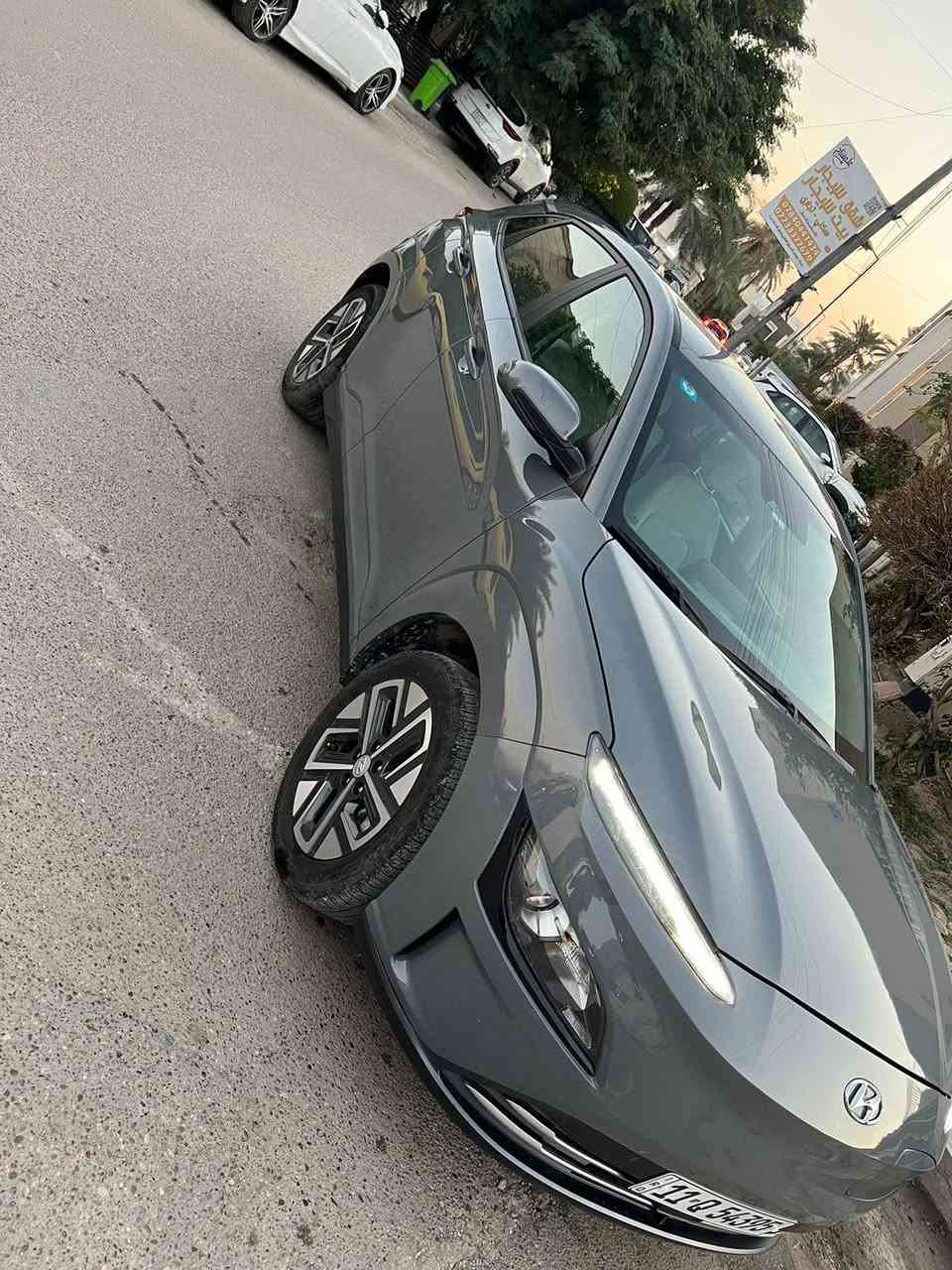 كونا موديل 2023se  وارد امريكي تشتغل على الشحن كهرباء فقط بدون بنزين وبدون دهن محرك وبدون راديتر للماء الشحن يمشيها 450 كيلو متر حوالي شهر بالداخل فول مواصفات عدا الفتحه مقعد كهرباء الكير دكم سايدبريك بصمه تشغيل بصمه ابواب بصمه مقاعد تدفئه وتبريد اشاره بالمري رادارات امامي وجانبي اوتو ستوب اللون مميز سمنتي سياره نشطه وخصوصا بالتسارع بدون ادفانس لان على الشحن  حادث بنيد صبغ ماشيه 20 الف السعر  150 ورقه للمعلومات الاتصال *********** // *********** // ***********
