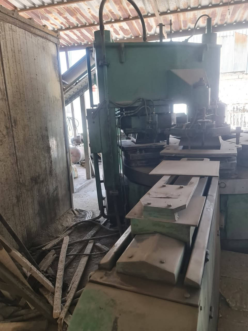 مكابس اثنين اطلاءي اوتوماتيك عدد 2 
وخباطات إيراني عدد 2 
قلابات جلايه عدد 2
اقفاص لصف الكاشي 
رقم التلفون ***********
