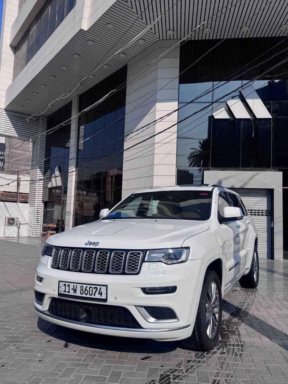 جيب سومت 2017فول موصفات 1/1 للاخير 

* رادار امامي مع مانع تصادم . 
* نظام الاصطفاف الالي (اوتوپارك) . 
* تحذير الخروج عن المسار . 
* دفع رباعي 4x4 
فرش المقاعد من الجلد . 
* دشبول مغلف بالجلد  . 
* صفي المقاعد الأمامية كهربائية .
* ذاكرة لحفظ وضعيات الجلوس . 
* صفي المقاعد الأمامية مع تبريد وتدفئة . 
* صف المقاعد الخلفية مع تدفئة . 
* انظمة القيادة على حلبات السباق . 
* نقطة عمياء .
* ويل سومت بلاد قياس 20 انج .
* مقود السائق من الجلد  .
* مقود السائق كهربائي . 
* تدفئة ستيرن . 
* سقف بانوراما .
* شاشه كبيرة مع نفكيشن GPS . 
* مصابيح امامية زنون . 
* المصابيح الأمامية مع LED لايت . 
* كشافات ضباب بروجكتر زنون . 
* سقف المقصورة مغلف بالشاموا . 
* تشغيل عن بعد .
* صندوق كهربائي .
* حساسات أمامية . 
* حساسات خلفية .
* كاميرا خلفية .
* مرايا متحسسه للضوء العالي . 
* مرايا جانبية قابلة للطي . 
* بلوتوث تلفون . 
* محدد سرعة . 
* نظام بريك اوتماتيكي ( Auto Break System ) .
*نظام صوت هارمن كاردون
محرك3600
ماشيه 57الف ميل

للاستفسار الاتصال على 
*********** بغداد, العراق
