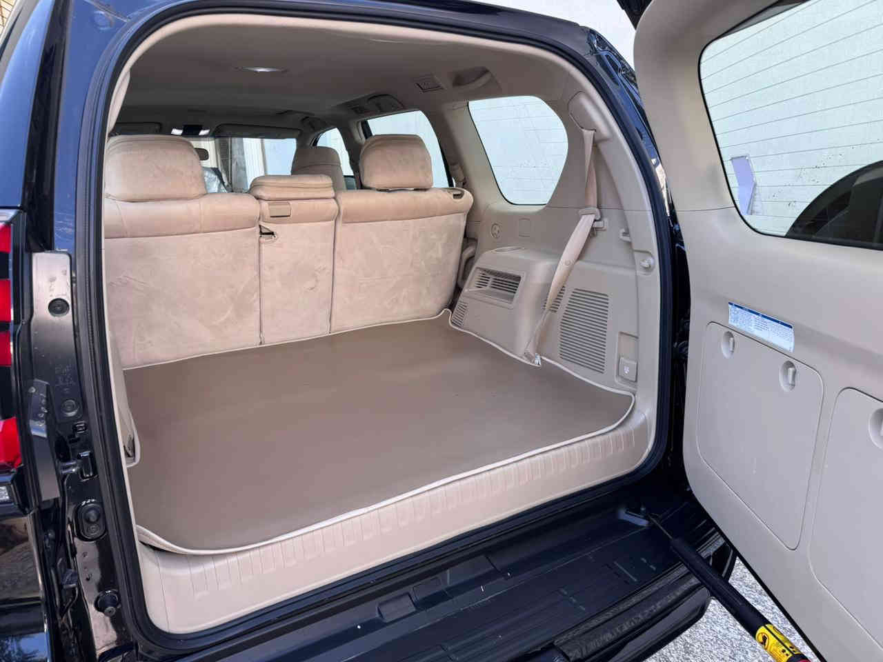 السلام عليكم ورحمة الله للبيع تيوتا برادو موديل 2023 خليجي ساز باب اول VX فول مواصفات خليجي كفاله عامه مغلفه PPF من الزيرو ماشيه 40 الف تايرات الشركه استلام زيرو كشنات كهرباء كشنات جلد تدفئه وتبريد الكشنات مري اوتو فتحه سقف بصمه شاحن لاسلكي 8 ايرباك تحكم جهتين رقم اربيل تحويل او وكاله حاضر سعرها 495 وبيها مجال الشراي يتصل مكانها بالرمادي 
***********
***********
