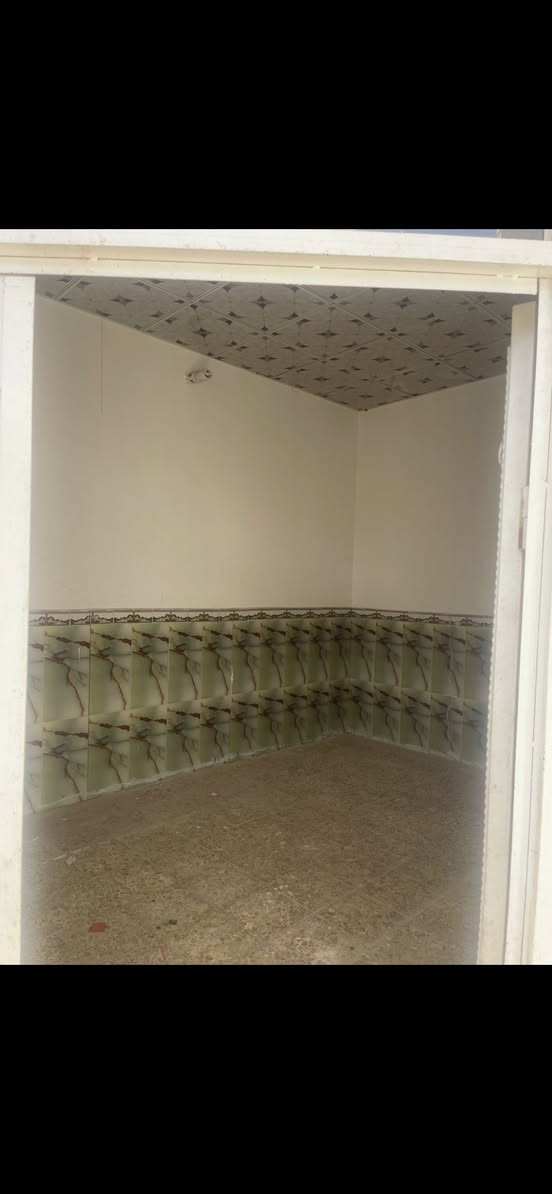 دار للإيجار
١٠٠متر غرفه صاله استقبال مطبخ تخاريج عدد ٢ مكشوفه عدد٢ شارع المطار القديم 
***********

