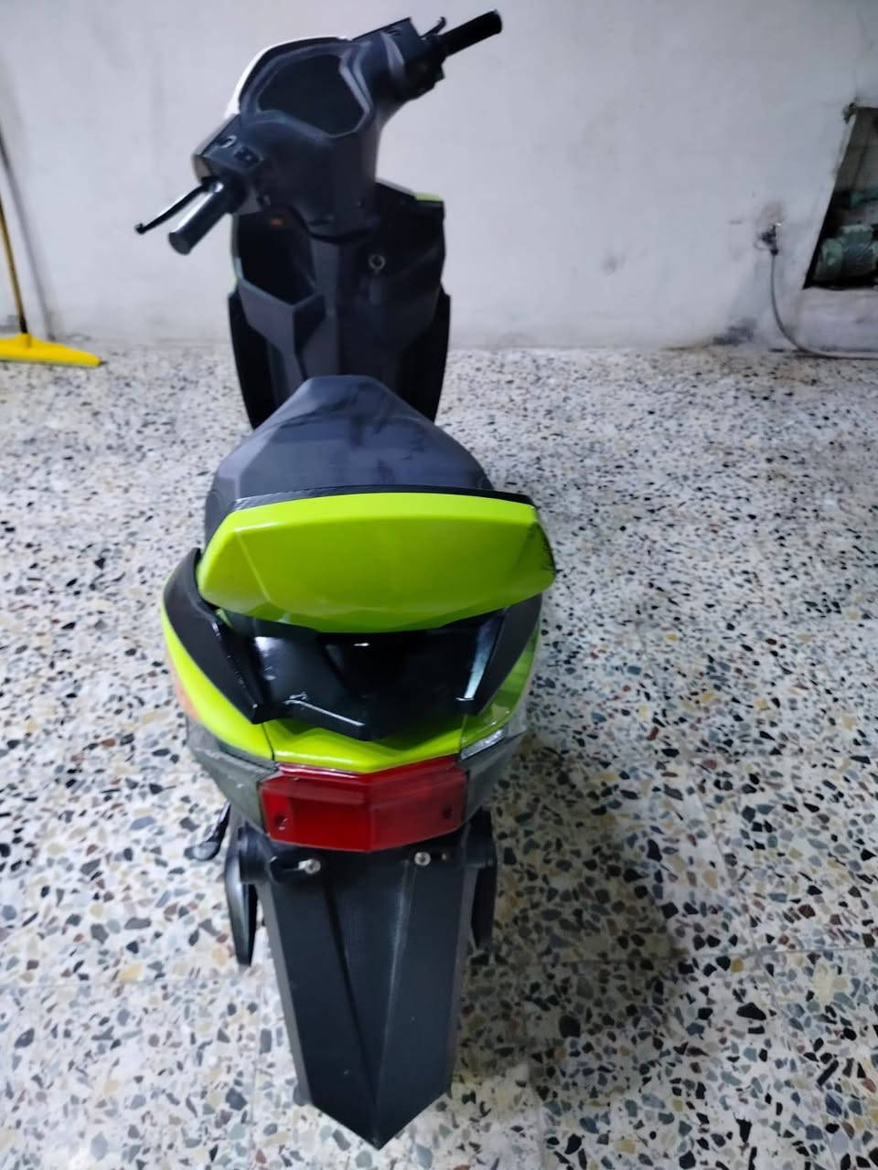 سلام عليكم شباب  دراجه شحن البيع  دراجه  اي نقص مابيها كلها كامله وجاهزه /مواصفاتها👇
بطاريات عدد (6) كبار دبل 🦾
3سرعات 🪬
تحمل شخصين🫂
تشغيل  نضامين بصمه او سويج🥇
سرعه الدراجه 60🧿🪬
تتحمل وزن عالي جدا🏋🏻‍♀️
نضام  تشغيل عن بعد🤺✅
نضام السرقه 🥷🏻🏃🏻‍♂️
تمشيك (50) كيلو✈️
بصمات 2❇️
سويجات 2🛜
كلوب لد ابيض عالي ناصي🔦💕
استان صفح🔆
استان تعليك 🔱
نضام 🅿️
اي استفسار  على واتساب
*********** 
مكان بغداد
