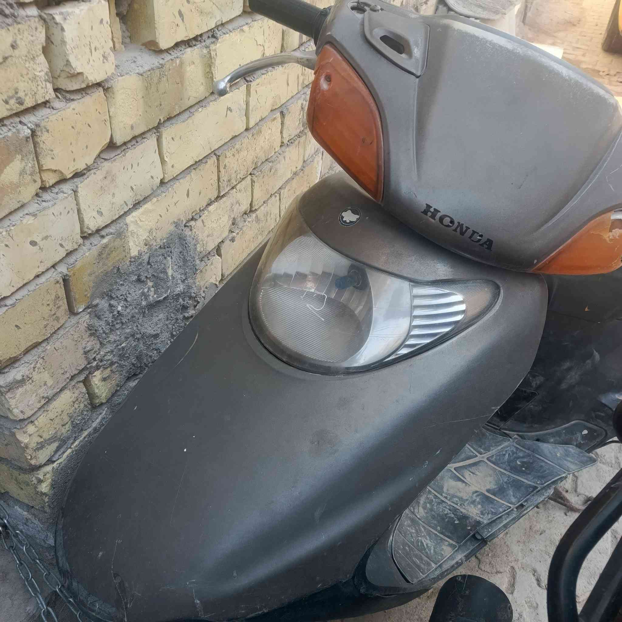 السلام عليكم 
دراجة لي بيع شغاله سلف نقص باتري محرك نضيف ما مفتوح بلادي 
السعر 200
مكان الشعلة 
***********
واتساب
