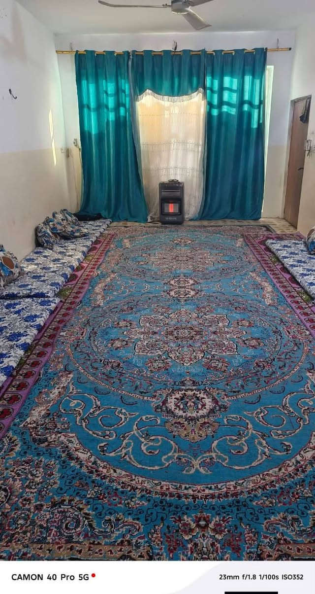 السلام عليكم بيت للبيع مساحة ٢٤٠ م طابقين الثاني بدون سقف يحتوي علي استقبال وهول ومطبخ وغرفتين نوم والطابق الثاني نفس الاول كاطون الرحمه منطقة ٤٠٠٠ قريب على مدرسة الاوزعي شارع ١٠ م نافذ علماً البيت مطلوب عقاري ٣٠ مليون وسعره مناسب جداً ***********
