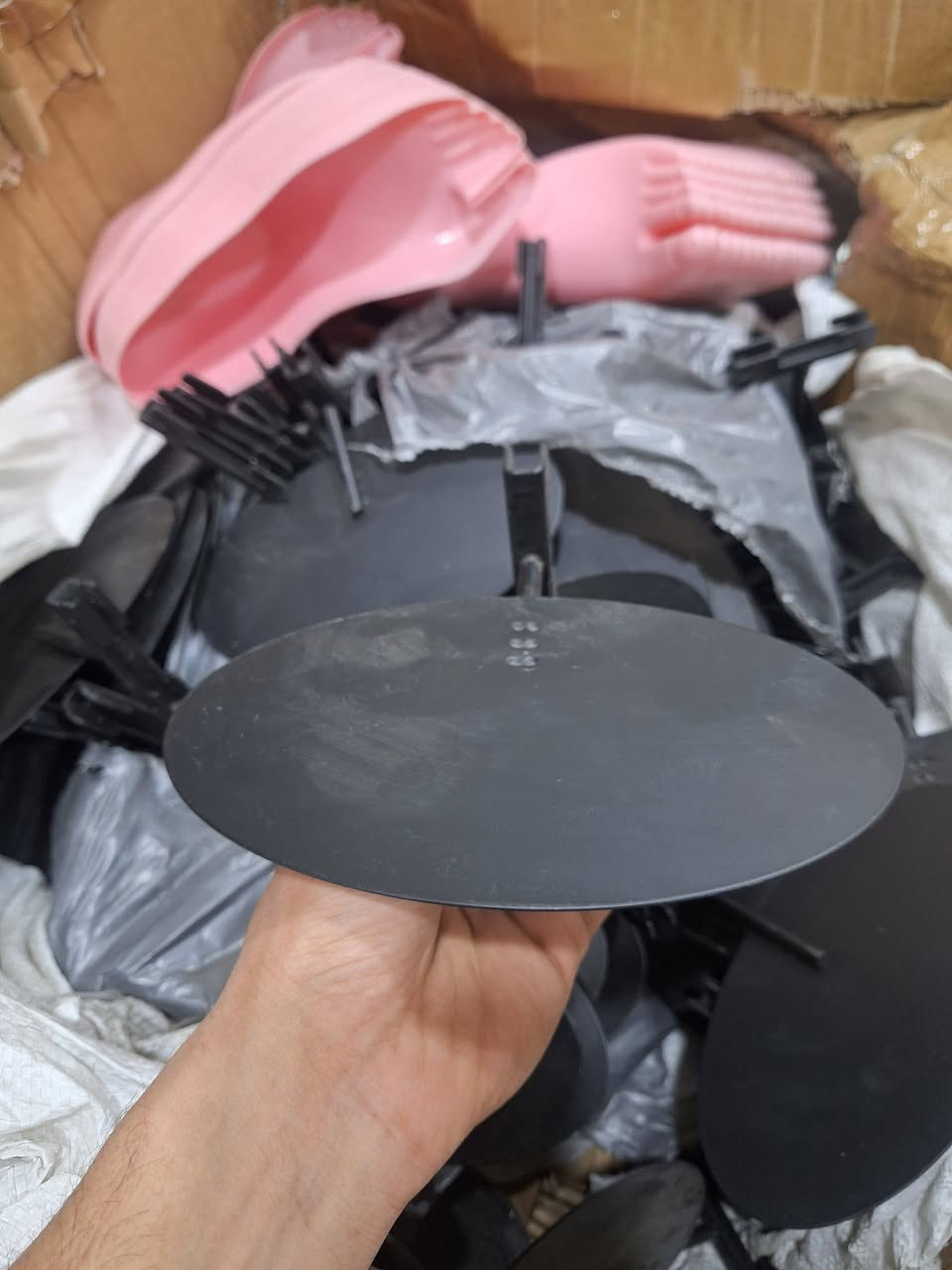 سلام عليكم عندي رفوف احذيه عدد محدود لون اسود موديل حديث و يوجد سكات حديد وعواميد لل عرض جام الكل جديد شهرين مستعمل التواصل عل ماسنجر او رقم ***********
