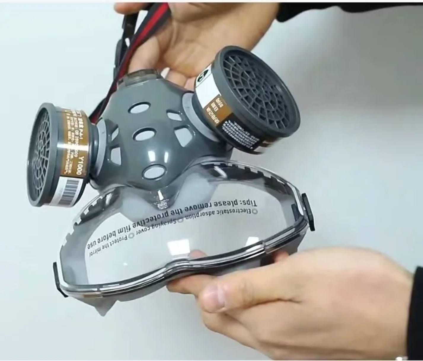 نقدم لكم مجموعة أقنعة الوجه الكامل الصناعية  المصممة لتوفير أعلى مستويات الحماية التنفسية والبصرية في المعامل، الورش، والمصانع التي تتطلب معايير سلامة صارمة. تم تصميم هذه الأقنعة لتلبي احتياجات العاملين في بيئات تحتوي على مخاطر متعددة، من الجسيمات الدقيقة إلى الأبخرة الكيميائية الخطرة.
: صُنعت الأقنعة، من سيليكون طري ومضاد للحساسية، مما يوفر إغلاقًا محكمًا ومريحًا للوجه ويزيد من متانة وعمر القناع.

تعدد الاستخدامات: بفضل نظام التوصيل السريع والآمن (Bayonet connection)، يمكن تركيب مجموعة واسعة من فلاتر وخراطيش الغاز والأبخرة والجسيمات المختلفة، مما يتيح التكيف مع مختلف المخاطر في مكان العمل 
✅ للاستفسار راسل الصفحه 
✅ متوفر خدمة توصيل كل محافضات العراق 
☎️ للتواصل واتساب ***********
