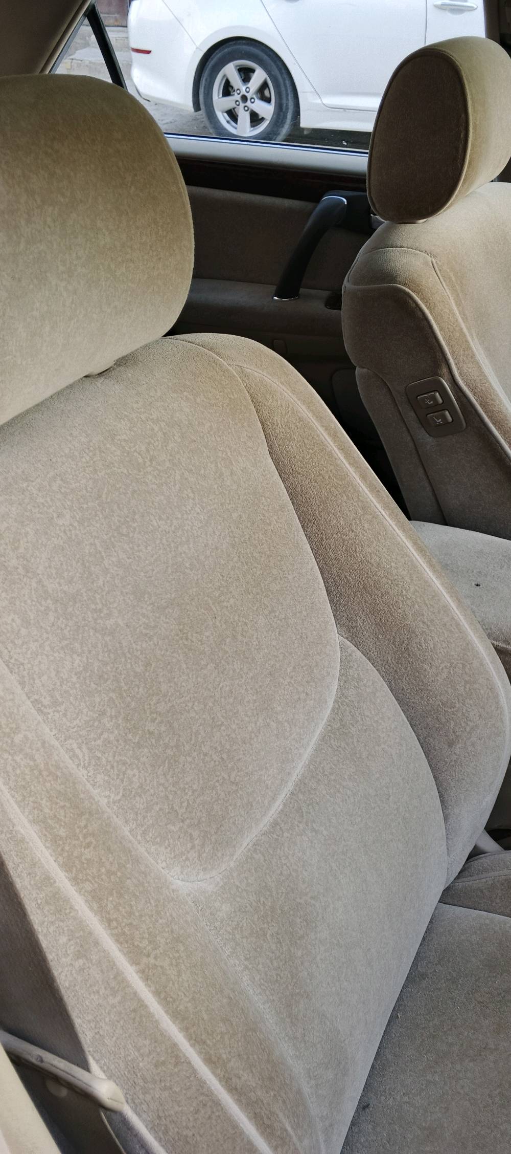 كصتها جنطه مكينه وكير وحداديه طخم تايرات منظومة زنون كرستال كشنات اربعتهن كهربائي سويج بصمه بيها  تلحيضات بسيطه  البك لايت مكسور يرادله تبديل والدعاميات الاماميه والخلفيه يرادلهن ترتيب مثل ماتشوف بصوره غرفتها بجيس وبديها كلش نظيف بيه ارقام الماني حفر متومه وسنويه