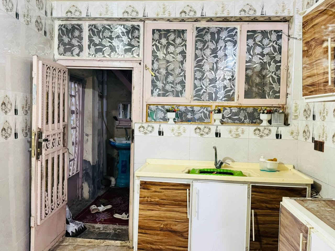 السلام عليكم شباب
مساحته ١٠٠ غرفه اصغيره وغرفه اجبيره وصاله دولان 

مكانه ب حي الوحده مقابيل مركز شرطه حي الوحده 

قرب روضه البيارق 

سعره مناسب ومستعجل على بيعته
***********
