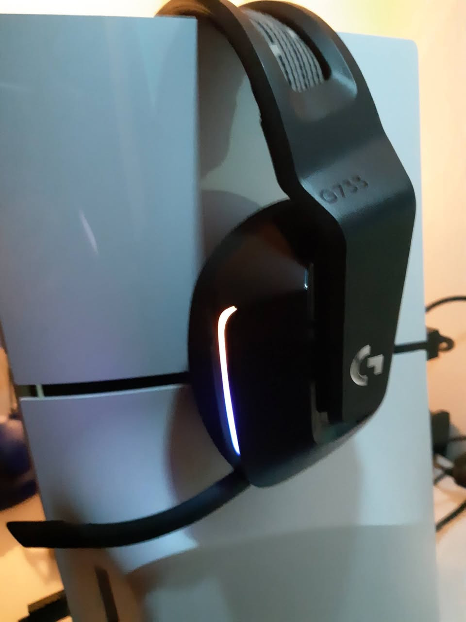 السلام عليكم
Logitech G733 لون اسود

مستعملة!

التفاصيل

كامل ملحقات السماعه موجوده من كارتونه وشاحنة وقطعة USB للاتصال و مايك نقص فقط الكاتلوج

اضرار

الجلد مشلع كما موضح بالصوره ماياثر ولا يطخ بالاذن صاير بالداخل والعجلة الي ترفع الصوت تعلس احيانا حلها تحركه علكيف عملود تنصي او تعلي الصوت واكو صوت تحذيري يطلع لما يكون الصوت باعلى مستوى ك تنبيه ان السماعة وصلت اعلى شي ف ماراح تدوخ من ناحية العجلة

المواصفات

الاير كاب مصنوع من الاسفنج وقابل للازالة السماعة قابله للتخصيص من أ الى ي من خلال تطبيق رسمي من شركة لوجيتك اسمه Logitech G HUB موجود بالويندوز والماك السماعة تدعم فقط الكونسل واللابتوبات و PC والاتصال يكون من خلال قطعة USB المرفقة وياه تدعم سرعة اتصال بتقنية Lightspeed يعني ماكو اي تاخير بالصوت الاير كاب تتكبر وتتصغر وايضا الشريط الي با على السماعه المايك الي ويه السماعة من شركة Blue حجم الدرايف 40mm
 السعر 90 ألف
عنوان بغداد الكرخ
للاستفسار على الواتساب ***********
