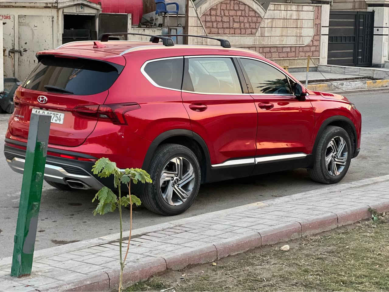 سنتافي fe موديل 2022 
رقم بغداد
السيارة جديدة جداً استخدام قليل
اللون احمر مميز
فول عدا البانوراما
ضرر بسيط جدا صبغ بين الابواب موضح بالصور مكان الصبغ فوك التريشة والباقي مكفول صور الحادث مرفقة
ايرباكات كلها سليمة
السياره على وضع الشركه بدون اي نقص اني مستوردها من امريكا وبأسمي
مكينه 2500 تنفس طبيعي

موصفات السيارة
مفتاح ذكي بصمة + تشغيل عن بعد + بصمة ابواب +  انارة ترحيب
كامرة دوارة 
داخل السياره كاربون فايبر 
مرايا معتم عاكسة للضوء
كير دكم
شفتات قيادة بالستيرن sport
تحديد مسار  
رادارات جانبية + امامية + خلفية
تحديد مسار 
توقف ذاتي  auto stop
اوتو هولد Auto hold
تحديد المسار
تثبيت السرعة Cruise وميزة التباعد عن المركبات
نقطة عمياء
تبريد قطعتين 
بلاجكتور
قياده ذاتية
تحكمات ستيرن 
كرسي السائق كهرباء
تدفئة بالكراسي الامامية 
اضاءة داخلية LED 
شاحن جوال لاسلكي wireless
ماوس ثانوي لأوضاع القيادة / Drive Mode 
‏Comfort - Smart - Sport 
نظام مانع الانزلاق
نظام نزول المنحدرات.
نظام اطفاء المحرك (A) ذاتيا في الازدحامات لتوفير الوقود
شاشة وسطية تدعم Apple Car play و Android Auto مع دعم الملاحة بالخرائط GPS وبوصلة للاتجاهات وبلوتوث مدمج والأوامر الصوتية
مخارج شحن USB وتشغيل الميديا
منفذ طاقة خلفي 12فولت
حساسات ضغط الاطارات 
لايت زينون رباعي العدسات بتقنية High Beam الانارة الذكية + LED نهاري 
بك لايت LED مدعوم بتقنية ضد الضباب لاوضح رؤية للمركبة
قفل الابواب والنوافذ الخلفية / خاصية عدم العبث للاطفال
قبضات أبواب مع خاصية الانارة ليلا
هاند بريك بصمة
Bluetooth
ملحقات:
ارضيات سنتافي اصلي
فرشة صندوك سنتافي اصلي
سبير
كتلوكات
عدةكامله
حجر البيئه بلادي 
السياره مابيها نقص برغي جاهزة
السعر 22000 يعني 220 ورقة
مكان السيارة بغداد البلديات و ديالى بعقوبة
 واتساب *********** بغداد, العراق
