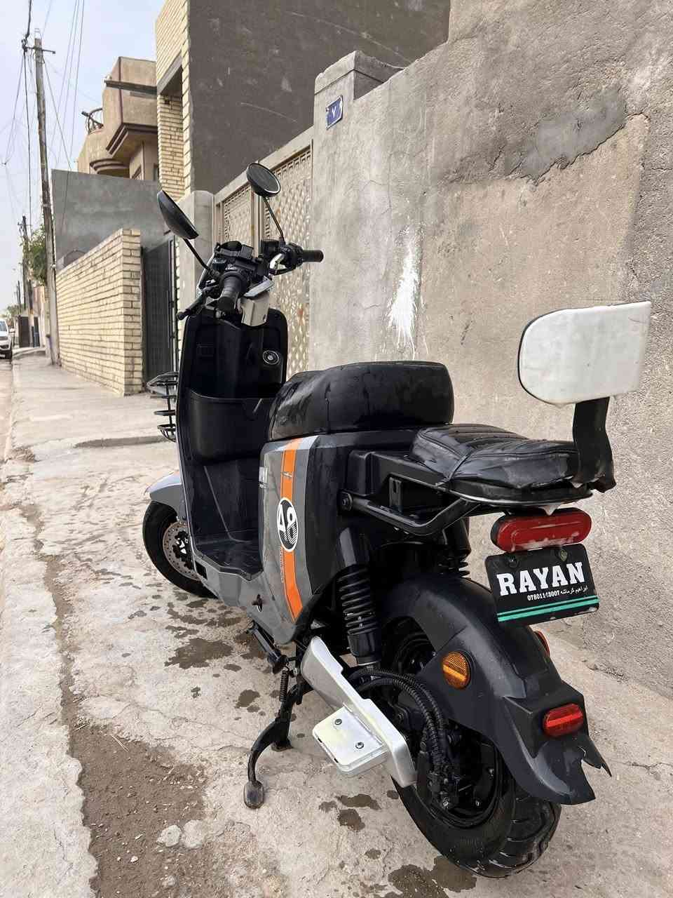 السلام عليكم
للبيع دراجه ريان A8

5 باتريات 28امبير 
الباتريات هابطه يعني تاخذهه 
تبدل بس باتريات الدراجه شغاله 
ملف 1200
2 سويج 
2 بصمه 
مثبت هاتف وشاحن 
دبل اشاره 
نظام الرجوع للخلف 
4 نمر 
الدراجه تمشيك 60 كيلو حقيقي 
وسرعتهه 60
السعر 200 وبيهه مجال 
الدراجه عوزهه بس باتريات 
للاستفسار الاتصال 
***********
