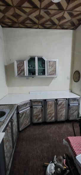 كاونتر كويتي 
قياس القطعه الارضيه متر و60 سم
القطعه التعليگ قياسها متر و45 سم 
قياس السنك 1 متر  مع خلاط وسنك سل ستيل اصلي
القطعه الصغيره الارضيه 50 سم يعني نص متر 
مرمرمه مصبوغه ابيض  جماليه 
مكانه البصره الزبير 
للتواصل ***********
