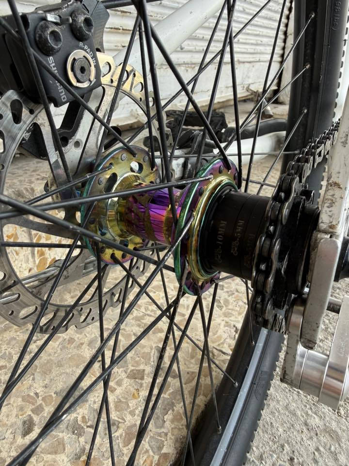 دراجة هوائية جبلي استعراضي 

مختوم ياباني 🇯🇵 

قياس 26 جبلي 

معدن المنيوم 

البريكات نظام دسك بريك 

طوبات او بطيخات ابو الصوت طرب 

تايرات كتان 

المكينة 1 اسبيد سرعة وحده 

السعر 220 وبيه مجال بسيط 

عنوان المحل موصل أيمن تقاطع شارع كنيسة الساعة🚴‍♂️🚴

يوجد توصيل 🚚 كافة محافظات العراق 🇮🇶 

☎️***********
