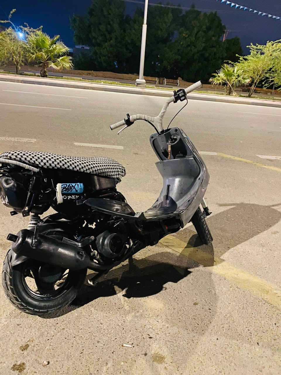 سلام عليكم ماكس قجمه للبيع دراجه نضيفه محربه وكفراتها بس الكبالكم للعلم المكينه مفتوحه مره وحده فقط  بوشتها 49بلادي سعرها 350 وبيها مجال حك الجيه هاذ رقمي واتساب ***********
