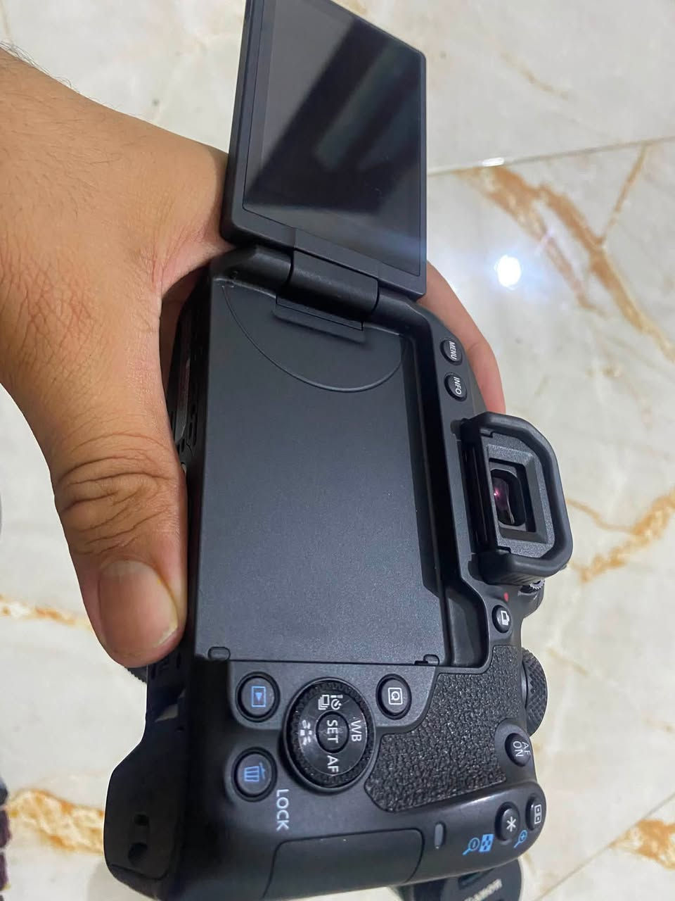 للبيع:

📸 كاميرا Canon 850D
🎥 مثبت Zhiyun Weebill 2 (رونين)
🔹 عدسة 18-55
🔹 عدسة 50mm بفتحة f/1.8
🔹 عدسة 55-250 Macro 1.1m / 3.6ft

المعدة بحالة ممتازة وتعمل بكفاءة عالية، مناسبة للتصوير الفوتوغرافي وصناعة المحتوى وتصوير الفيديو.

للاستفسار ومعرفة السعر يرجى التواصل على الخاص.


**إذا كنت صاحب هذا الإعلان وتريد حذفه لأي سبب، رجاءا أرسل رسالة إلى الدعم الفني**
