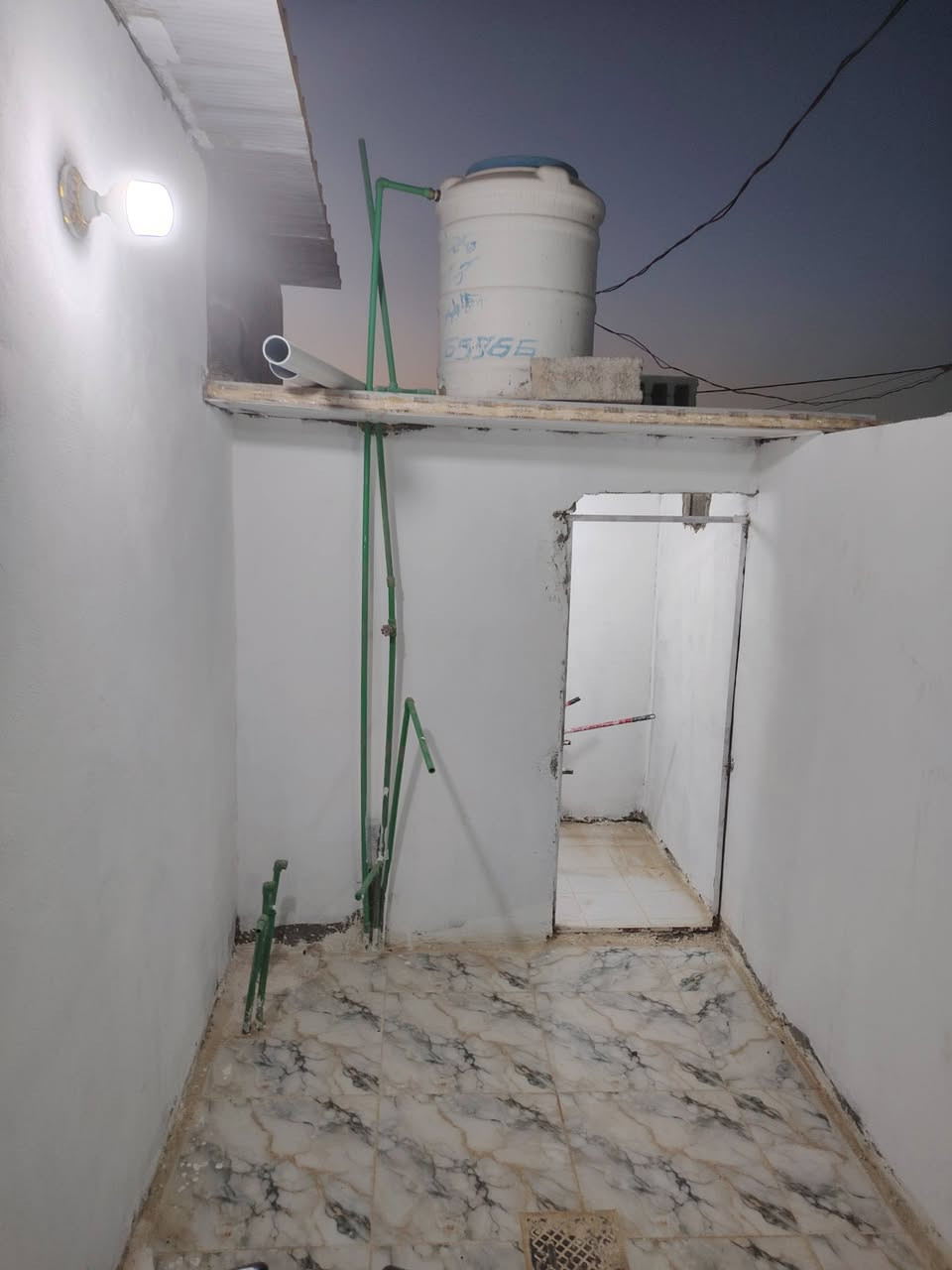بيوت عدد ٢ + مضيف +كاع بصفهن +كرهباه +ماي +تبليط جاهزات بنيان جديد ومحد كاعد بيهن وكل واحد بنيان بي ١٥٠ متر. غرفه +صاله +مكشوفه +مطبخ +حمامات كاملات لموقع نجف شارع كربلاه جهت يا علي عمود ١٩٣  لسعر لواحد ٢٠ وبي مجال لرقم ***********
