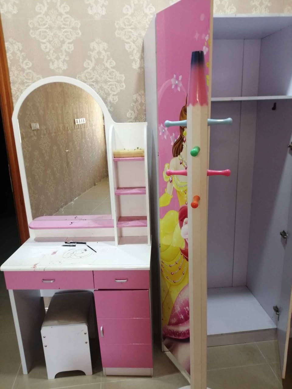 غرفة نوم بناتي للبيع
6 قطع نظيفة جدا
كنتور وميز تواليد وتعلاكة ملابس
 كومدينا ومقعد وسرير.
وقابل للبيع بشكل مجزة
يعني قطع حسب الطلب.
مكان الأثاث أربيل
السعر (:::::::::::::::) أربيل, العراق


**إذا كنت صاحب هذا الإعلان وتريد حذفه لأي سبب، رجاءا أرسل رسالة إلى الدعم الفني**