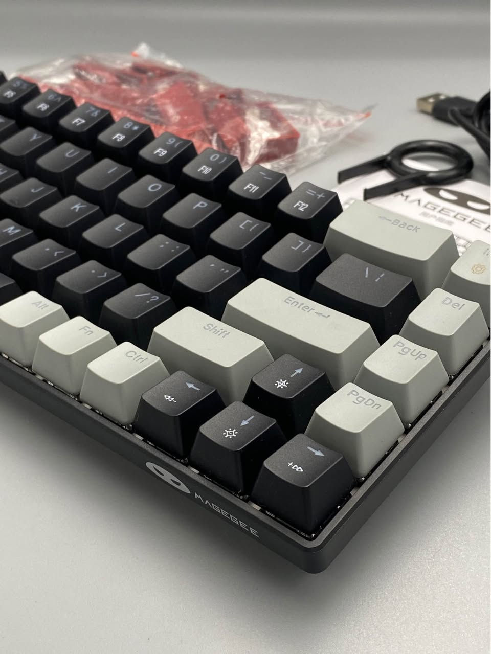 ⌨️ MageGee MK-Box – 60% Mechanical Gaming Keyboard

🔹 التصميم: 60% مدمج مع 68 مفتاح لتوفير مساحة أكبر للمكتب 🎮
🔹 السويتشات: Red Switches
🔹 الإضاءة: LED Backlight مع أكثر من 15 وضع إضاءة ✨
🔹 Anti-Ghosting: دعم N-Key Rollover لجميع المفاتيح 🎯
🔹 الاتصال: سلكي عبر USB مع كابل قابل للفصل 🔌
🔹 المفاتيح: Double-Shot Keycaps بعمر افتراضي طويل
🔹 التصميم: Adjustable Kickstand لزاوية كتابة مريحة
🔹 التوافق: Windows / Linux / Mac
🔹 الحجم: صغير وخفيف، مناسب للجيمينغ والتنقل

💡 كيبورد ميكانيكي اقتصادي يوفر تجربة لعب وكتابة ممتازة مع تصميم مدمج وإضاءة جذابة.  

السعر :30 الف
خدمة توصيل 🚚 لكافة أنحاء العراق 🇮🇶 بغداد, العراق


**إذا كنت صاحب هذا الإعلان وتريد حذفه لأي سبب، رجاءا أرسل رسالة إلى الدعم الفني**