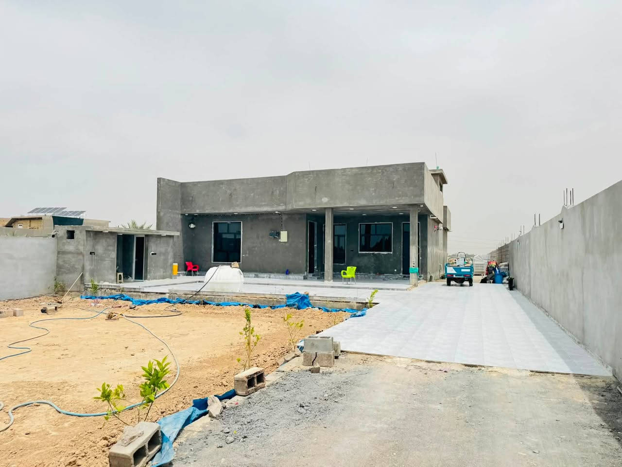 قطعة ارض ٦ دونم عقد زراعي ٣٥ وجه شارع العام طريق العزيزية بغداد قرب محطة وقود دجلة تحتوي على محلات عدد ٥ جاهزات كونكريت والأرضية رفت كونكريت طول المحلات ١٨ متر والعرض ١٥ متر مدفونه ويه الشارع ويحتوي ع بيت المساحه ٣٠٠ متر بناء درجه اولى حديث وطرمه ٤٠٠ متر وحديقه امام البيت وخلف البيت مسج وكامل مي كهرباء 
الصور موجوده داخل المنشور للاستفسار اكثر اتصل او المراسله خاص 
*********** 
***********
