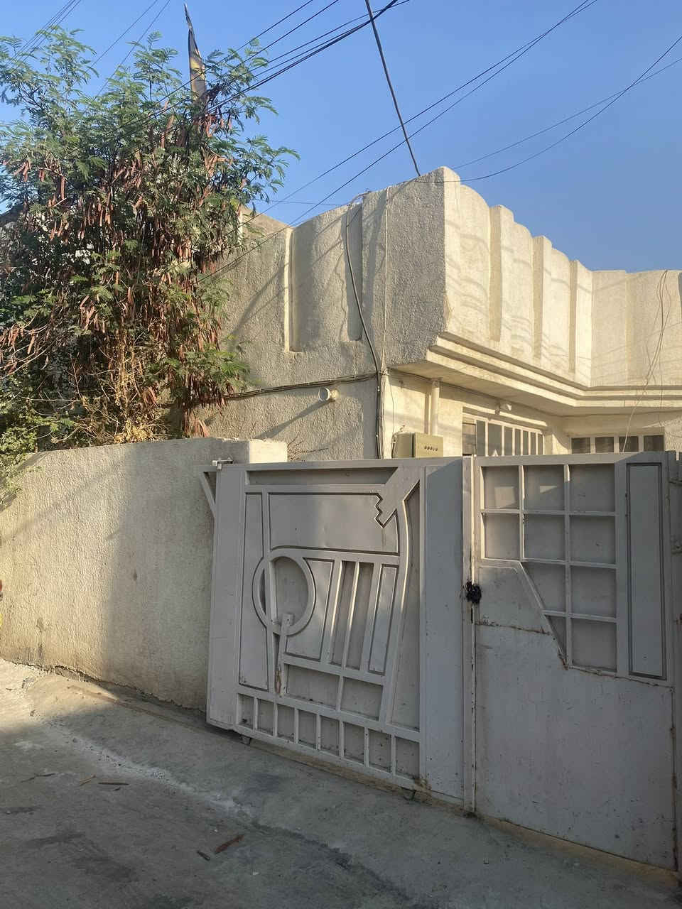 سلام عليكم دار للبيع منطقه الزعفرانيه قرب اسواق مريم شارع الزوراء خلف مول الباشا زراعي كافت الخدمات ماء مجاري كهرباء تبليط يحتوي الدار طابق ال اول غرفه نوم وصطح طابق الارضي يحتوي على غرفتين نوم ستقبال صاله مطبخ صحيات داخليا خارجيه بيت ركن مساحه 180 سعر 125  بي مجال لتفاوض رقم الهاتف ***********
