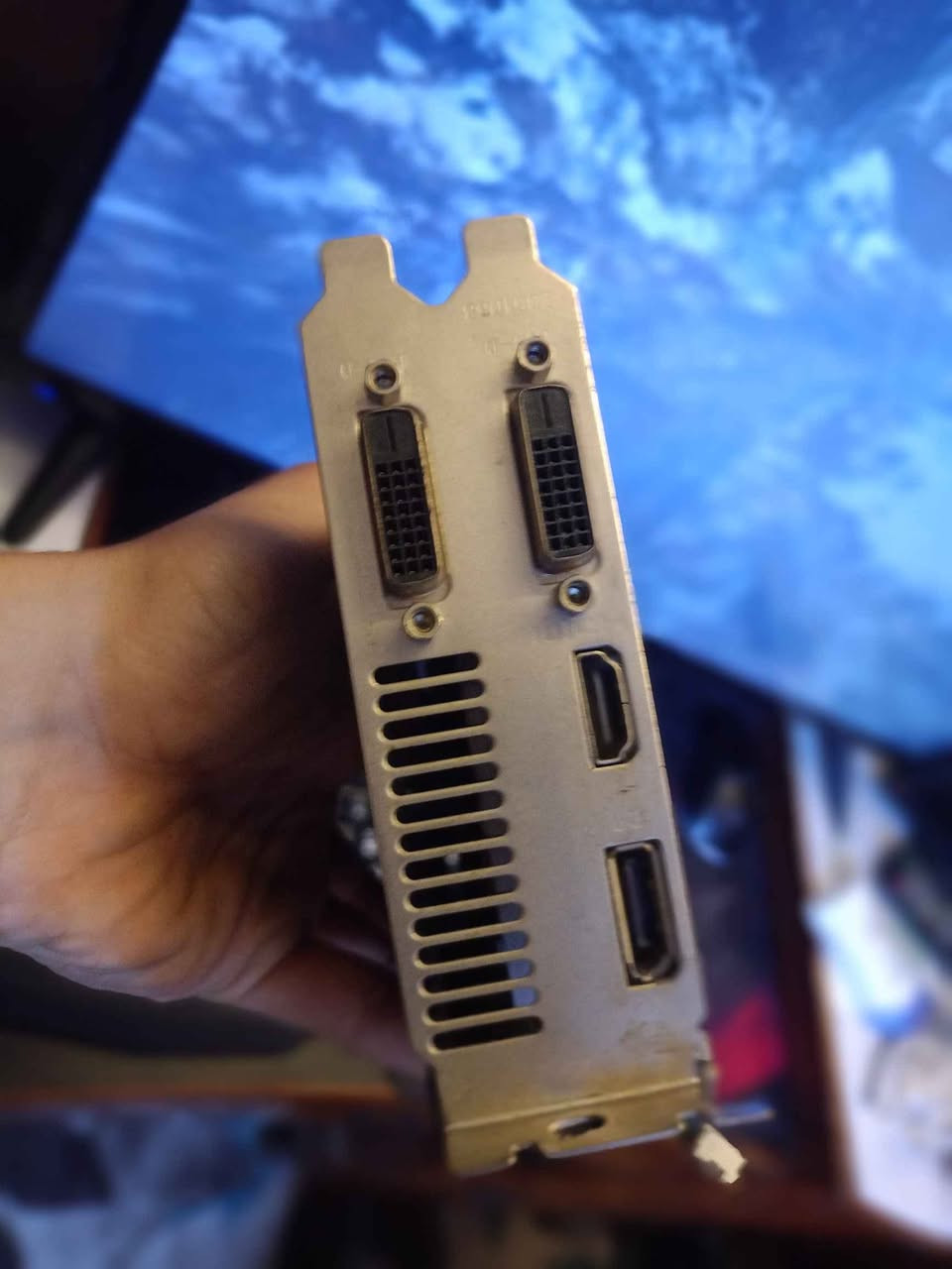 🔥 فرصة محدودة – كرت شاشة GTX 1060 6GB للبيع 🔥

إذا تدور على كرت يشغل ألعابك بسعر مغري وأداء قوي، هذا خيار ممتاز 👇

🔹 الشركة: INNO3D
🔹 الذاكرة: 6GB GDDR5
🔹 الموديل: Dual Fan (مروحتين)
🔹 الاستخدام: استخدام شخصي ونظيف (مو تعدين)

📊 الأداء:
✔️ يشغل GTA V / Warzone / Fortnite بسلاسة
✔️ مناسب لدقة 1080p بإعدادات عالية
✔️ أداء مستقر بدون تهنيج

❄️ التبريد:
✔️ دبل فان
✔️ حرارة ممتازة حتى مع الضغط لايتجاوز ال80ْ 
✔️ صوت هادئ

🔌 المنافذ الشاشه :
✔️ HDMI
✔️ DisplayPort
✔️ DVI
✔️منفذ طاقه 6 بن 

🧪 الحالة:
✔️ شغال 100%
✔️ بدون أي عطل أو تصليح
✔️ مفحوص وجاهز للتجربة

💯 مميزات إضافية:
✔️ فحص بأي برنامج تريده
✔️ تجربة قبل الشراء
✔️ شغل مضمون

💰 السعر: 150,000 دينار (قابل للنقاش)

📩 للتواصل خاص أو *********** الجادين فقط

🚕يوجد توصيل كل المحافظات

#كرت_شاشة #GTX1060 #بيع_وشراء #العراق #بغداد #PC_Gaming #تجميعات #كيمر #كمبيوتر #قطع_كمبيوتر حلة, بابل
