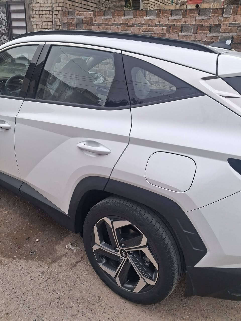 السلام عليكم توسان مديل 23مكفولة ماعده الجنطة بيه طخة اصبع بصبع بارد بدون صبغ رقم بغداد الرقم ***********
