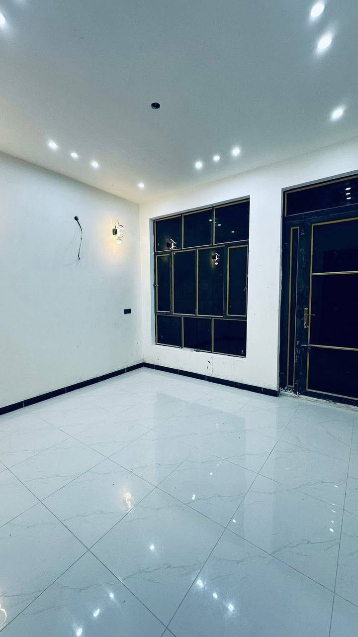 � بيت للبيع - مساحة 50 متر - ركن مميز

📍 الموقع: ابو دشير منطقة الالف

الوصف:
بيت ركن في موقع ممتاز، يتكون من طابقين:

🔸 الطابق الأرضي:

 • غرفة نوم
 • استقبال واسع
 • مطبخ
 • خدمات صحية

🔸 الطابق الثاني:

 • غرفتين نوم
 • استقبال
 • مطبخ
 • خدمات صحية
 

✨ مميزات إضافية:

 • موقع قريب من المدارس والخدمات
 • تصميم عملي ومناسب للعائلة
 • واجهة ركن مميزة

📞 للتواصل والمعاينة:
*********** أتصال
***********
