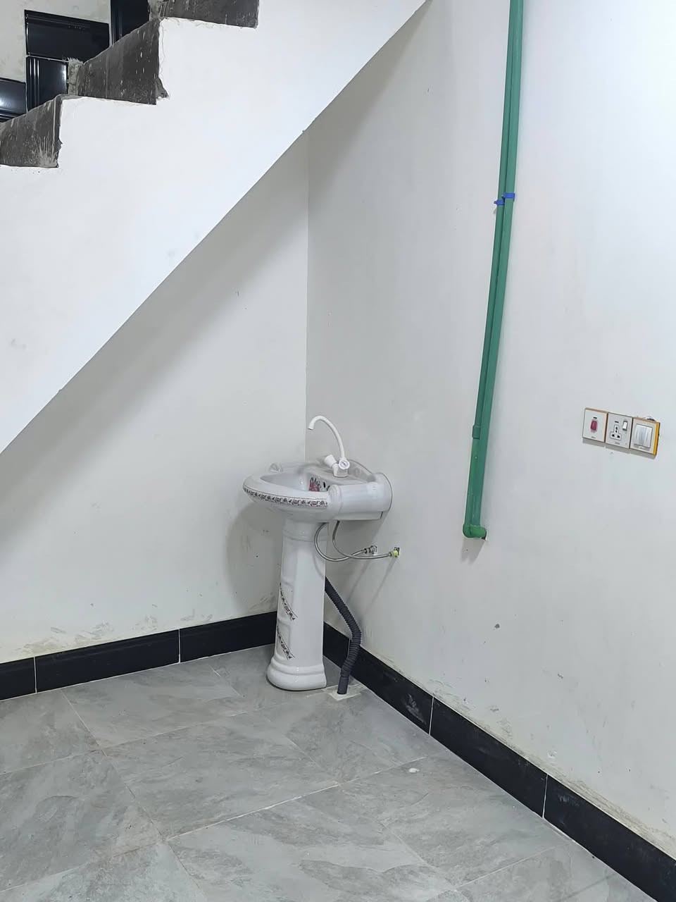 شقه جديده  بلفداء شارع ابو لبنان 100 متر تتكون من استقبال وغرفه ومطبخ وحمام تواليت وبيتونه وصطح 
السعر الايجار 300 الماء والكهرباء والامبيريه عليه
تانكي وماطور  وكيزر  ومراوح اربعه ومغسله وخلاطات 
للاستفسار اكثر ***********
